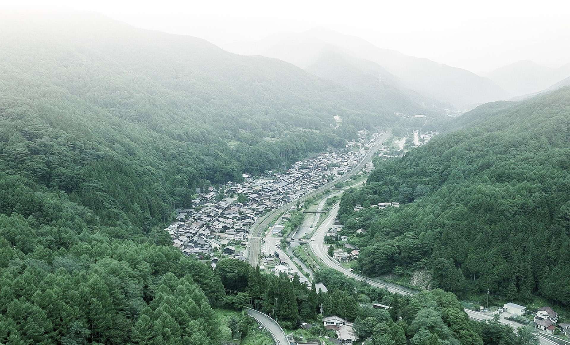 山の谷間にある木曽の街の風景